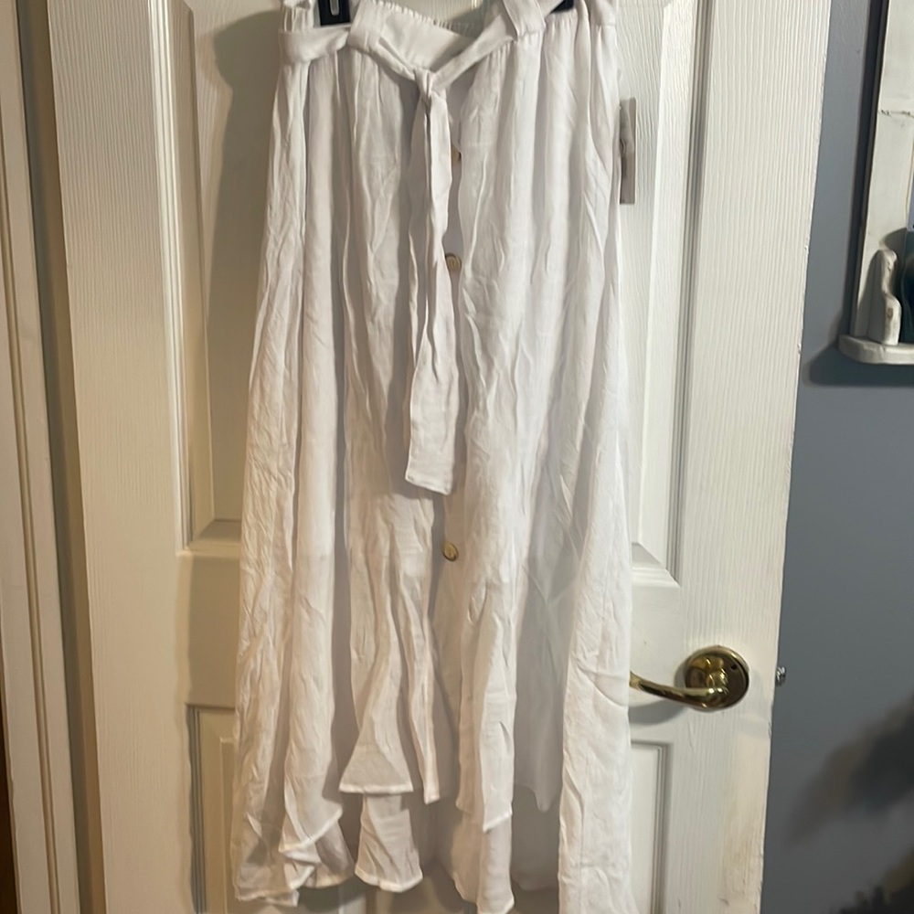 Long flowing white skirt, I’m 5’2 and it’s ankle length on me.